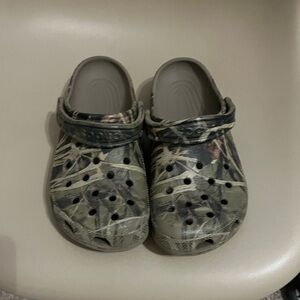 CROCS women’s or men’s Green Camo Slippers
